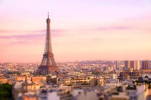 巴黎埃菲尔铁塔上的日落。图片来源：视觉中国